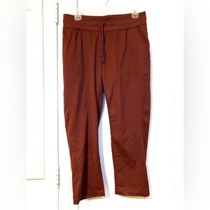 Women’s Medium: North Face Burgundy Aphrodite Motion Capri Pants